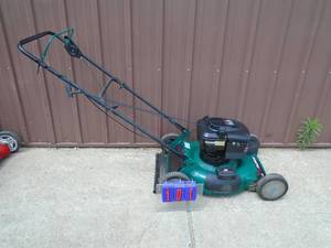 Murray Quantum 22 self propelled mower. Good condition. Tested & works. As shown.