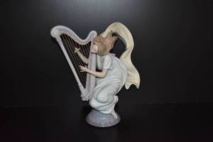 lot 1 image: Lladro The Harpist Figurine