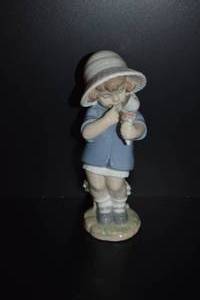 lot 4 image: Lladro NAO One For Me Figurine