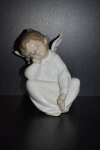 lot 5 image: Lladro Angel Dreaming Figurine