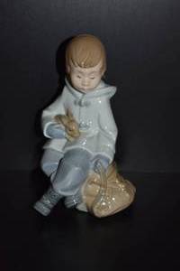 lot 6 image: Adorable Lladr NAO Figurine