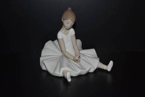 lot 7 image: Lladro NAO Dreamy Ballet Figurine