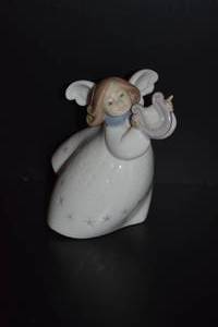 lot 8 image: Lladro Little Angel with Lire Figurine
