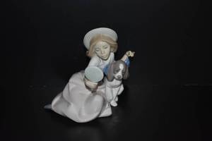 lot 10 image: Lladro Whos the Fairest Figurine