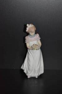 lot 11 image: LLADRO Happy Birthday Girl Figurine