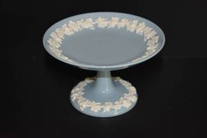 lot 22 image: Wedgewood Queensware Compote