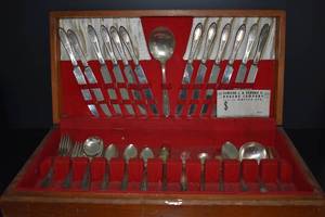 lot 34 image: Oneida Silver Plate Flatware Set