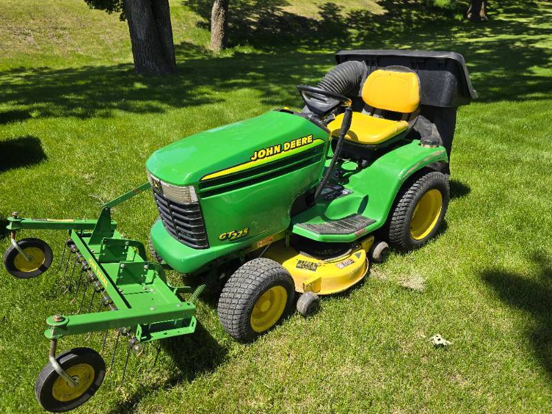 lot 9 image: John Deere GT-225 Garden Tractor