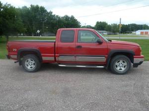 lot 3 image: 2006 Chevy Silverado 4WD