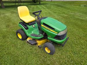 lot 10 image: John Deere 125 Lawn Tractor