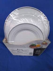 lot 3 image: New Members Mark Premium Plastic Heavyweight Plates, Combo Pack 48 ct.