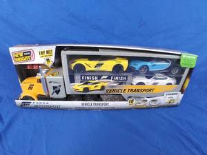lot 8 image: New New Bright Forza Motorsport Hauler Set - 124 Scale