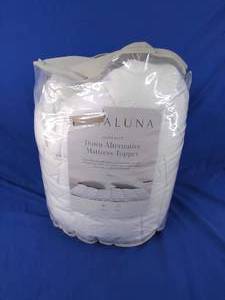 lot 22 image: New Ultra Loft Down Alternative Mattress Pad - Casaluna Full Size
