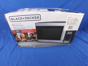 lot 30 image: New BLACKDECKER 0.7 cu ft 700W Microwave Oven - Black