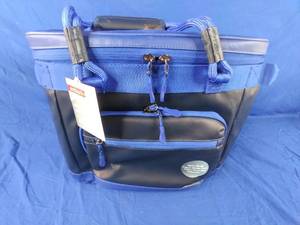 lot 98 image: New Embark Soft Sided 23qt Cooler w Bottle Opener Zipper Navy