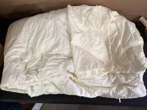 lot 406 image: King Size Comforter White
