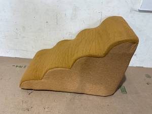 lot 364 image: 4 Tier Pet Stairs, Measures 28 x 20 x 16