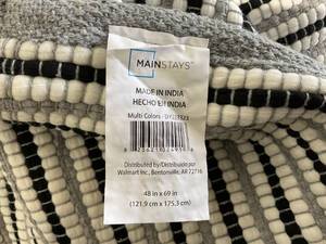 lot 395 image: 49x68 Mainstays Black and White Area Rug