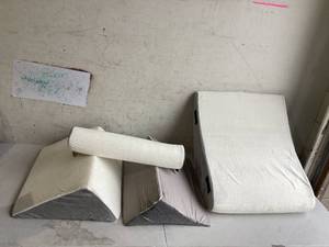 lot 283 image: 4PCS Orthopedic Bed Wedge Pillow Set Post Surgery Relaxing Back Adjustable