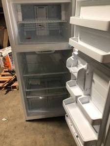 Vissani 18 cu. ft. Top Freezer Refrigerator DOE in White Damaged  Customer Returns See Pictures