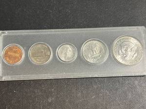 lot 20 image: 1964 US YEAR SET IN HARDCOVER CASE