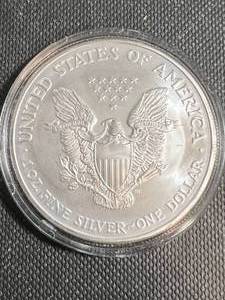 lot 21 image: 2004 AMERICAN SILVER EAGLE 1 TROY OZ .999 FINE SILVER IN AIRTITE