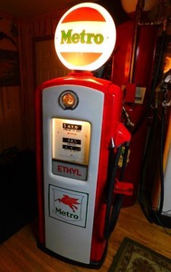 lot 1 image: 1944 Bennett Model 756 Gas Pump Metro Pegasus Plate wOriginal Metro Globe (Mobil)...RARE