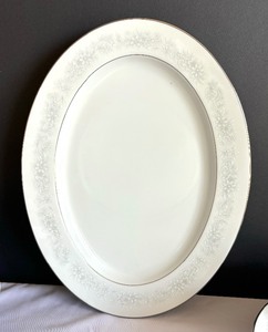 lot 25 image: Noritake Cumberland China Serving Pieces