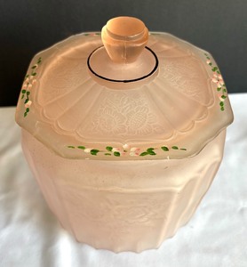 lot 26 image: Vintage Anchor Hocking Mayfair Frosted Pink Biscuit Jar