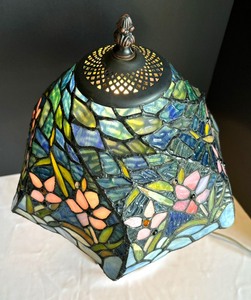 lot 31 image: Stunning Stained Glass Table Lamp
