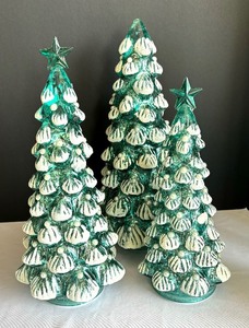 lot 33 image: Beautiful Battery Operated Tree Decor