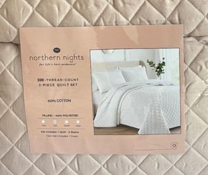lot 38 image: New Northern Lights Full Size 3 Piece Quilt Set