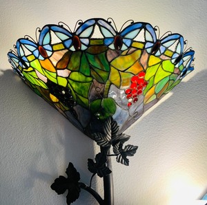 lot 5 image: Stunning Tiffany-Style Stained Glass Wallchiere Wall Sconce with Butterflies