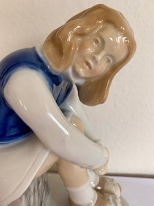 lot 59 image: Bring and Grndahl 1986 Figurine of the Year The Little Roller Skater