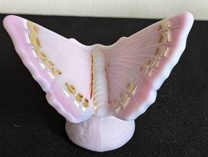 lot 113 image: Vintage Fenton Glass Mouse Figurine and Vintage Fenton Hand Painted Butterfly Figurine