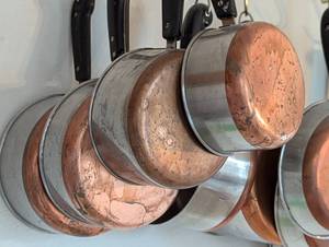 lot 118 image: Revere Ware Copper Pots and Hanging Rack