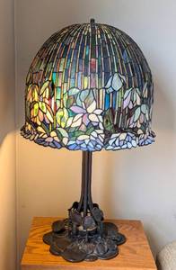 lot 3 image: Large Water Lily Stained Glass Table Lamp