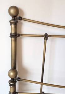 lot 9 image: King Size Brass Bed Frame