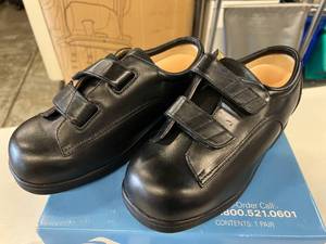 lot 47 image: MSRP $200 NEW Royce Medical WoundCare Womens Wide Velcro Shoes Plus NEW Wide Insoles - Size 8 Black