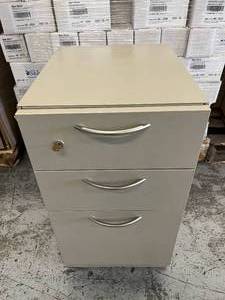lot 82 image: High Quality Steelcase 3-Drawer Office Supply Item Storage Cabinet On Wheels with Lock and Key - In Excellent Condition&nbsp27 x 15 x 18.5 