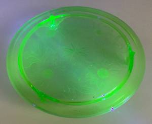 lot 8 image: Vintage Uranium Green Glass Sunflower Design 10 Cake Plate