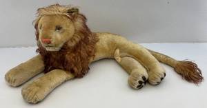 lot 58 image: Very Big Vintage Steiff Mohair Leo Lion 29 L x 12 T x 17 W