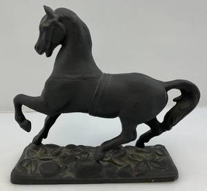 lot 62 image: Vintage Casted Metal Horse Clock Topper 9 L x 8 12 T x 3 W