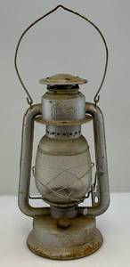 lot 72 image: Vintage BEACON Brand Oil Lamp (Has Cracked Glass) 15