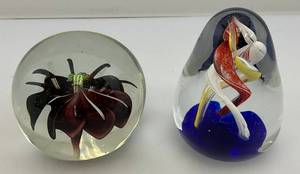 lot 86 image: Vintage Hand Blown Art Glass Paperweights