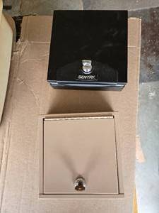 lot 34 image: Locking Key Box and Small Locking Cash Box