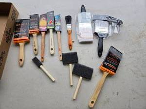 lot 75 image: Lot of Paint Brushes