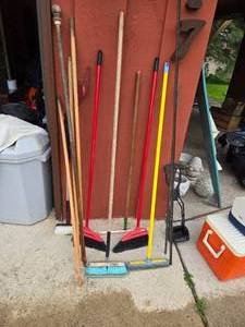 lot 77 image: Brooms, Brushes, Dustpan