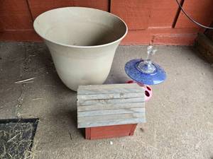 lot 89 image: Flower Pot  Birdhouse  Bird Feederr