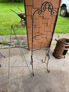 lot 92 image: Garden Flat Holder and Metal Garden Easel